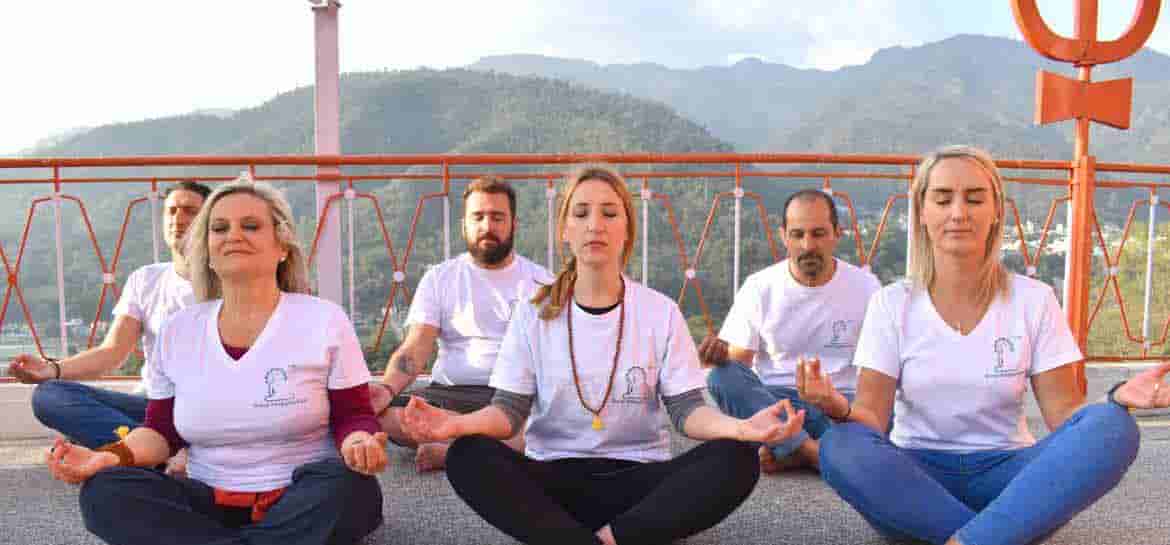 indulge with like-minded people in meditation retreat india